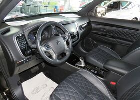 Черный Мицубиси Outlander PHEV, объемом двигателя 2.36 л и пробегом 30 тыс. км за 31408 $, фото 7 на Automoto.ua