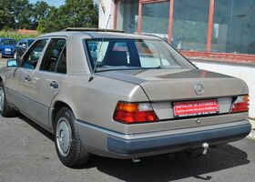 Мерседес 200 1989 в Европе на Automoto.ua Серебряный Мерседес 200, объемом двигателя 2 л и пробегом 270 тыс. км за 8530 $, фото 2 на Automoto.ua