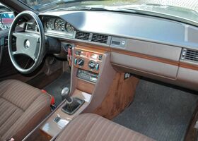 Мерседес 200 1989 в Европе на Automoto.ua Серебряный Мерседес 200, объемом двигателя 2 л и пробегом 270 тыс. км за 8530 $, фото 10 на Automoto.ua