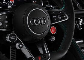 Руль спорткара Audi R8 2021