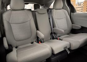 Сиденья в трехрядном минивэне Toyota Sienna 2021