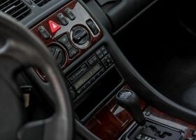Мерседес ЦЛК-Клас 1997 у Європі на Automoto.ua Сірий Мерседес ЦЛК-Клас, об'ємом двигуна 2.3 л та пробігом 173 тис. км за 15900 $, фото 19 на Automoto.ua
