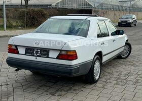 Мерседес 200 1988 в Европе на Automoto.ua Белый Мерседес 200, объемом двигателя 1.98 л и пробегом 196 тыс. км за 8841 $, фото 10 на Automoto.ua