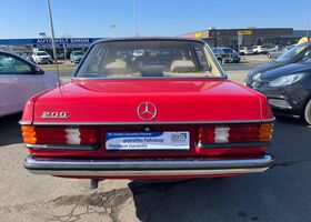 Мерседес 200 1983 в Европе на Automoto.ua Красный Мерседес 200, объемом двигателя 1.98 л и пробегом 222 тыс. км за 7831 $, фото 6 на Automoto.ua