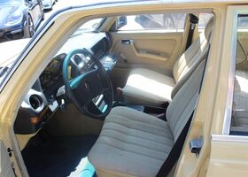 Мерседес 200 1983 в Европе на Automoto.ua Оранжевый Мерседес 200, объемом двигателя 1.97 л и пробегом 160 тыс. км за 8273 $, фото 9 на Automoto.ua