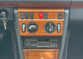 Мерседес 200 1993 в Европе на Automoto.ua Серебряный Мерседес 200, объемом двигателя 2 л и пробегом 287 тыс. км за 4116 $, фото 14 на Automoto.ua