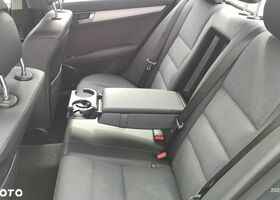 Мерседес Ц-Клас 2007 у Європі на Automoto.ua Сірий Мерседес Ц-Клас, об'ємом двигуна 1 л та пробігом 110 тис. км за 8451 $, фото 20 на Automoto.ua