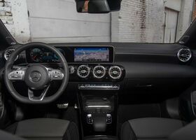 Интерьер салона седана Mercedes-Benz CLA 2021