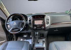 Міцубісі Паджеро 2016 у Європі на Automoto.ua Чорний Міцубісі Паджеро, об'ємом двигуна 3.2 л та пробігом 175 тис. км за 29117 $, фото 12 на Automoto.ua