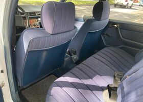 Мерседес 200 1987 в Европе на Automoto.ua Белый Мерседес 200, объемом двигателя 1.98 л и пробегом 241 тыс. км за 6991 $, фото 9 на Automoto.ua