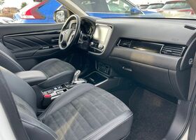 Білий Міцубісі Outlander PHEV, об'ємом двигуна 2.36 л та пробігом 76 тис. км за 24552 $, фото 10 на Automoto.ua