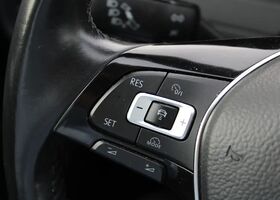 Фольксваген Гольф 2018 в Европе на Automoto.ua Белый Фольксваген Гольф, объемом двигателя 1 л и пробегом 93 тыс. км за 16297 $, фото 11 на Automoto.ua