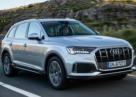 Вид Audi Q7 спереди