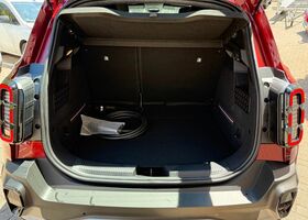 Рено R 4 2025 в Европе на Automoto.ua Красный Рено R 4, объемом двигателя 0 л и пробегом 1000 тыс. км за 36043 $, фото 8 на Automoto.ua