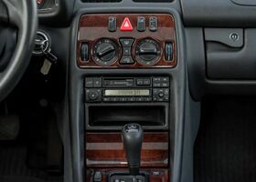 Мерседес ЦЛК-Клас 1997 у Європі на Automoto.ua Сірий Мерседес ЦЛК-Клас, об'ємом двигуна 2.3 л та пробігом 173 тис. км за 15900 $, фото 32 на Automoto.ua