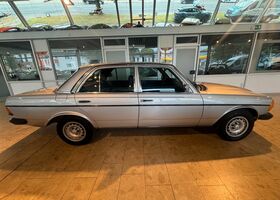 Мерседес 200 1984 у Європі на Automoto.ua Срібний Мерседес 200, об'ємом двигуна 2 л та пробігом 138 тис. км за 16240 $, фото 3 на Automoto.ua