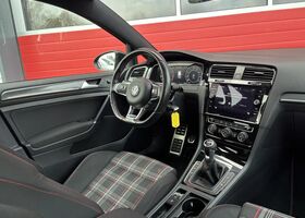 Фольксваген Гольф ГТІ 2018 у Європі на Automoto.ua Червоний Фольксваген Гольф ГТІ, об'ємом двигуна 1.98 л та пробігом 72 тис. км за 28975 $, фото 5 на Automoto.ua