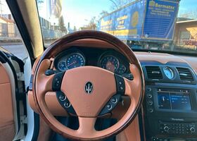 Білий Мазераті Quattroporte, об'ємом двигуна 4.24 л та пробігом 77 тис. км за 30939 $, фото 13 на Automoto.ua