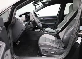 Фольксваген Golf GTE 2025 в Европе на Automoto.ua Черный Фольксваген Golf GTE, объемом двигателя 1.5 л и пробегом 12 тыс. км за 56965 $, фото 10 на Automoto.ua