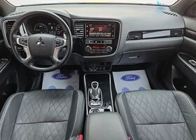 Міцубісі Аутлендер 2019 у Європі на Automoto.ua Білий Міцубісі Аутлендер, об'ємом двигуна 2.36 л та пробігом 68 тис. км за 23875 $, фото 8 на Automoto.ua