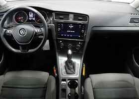 Фольксваген Гольф 2018 в Европе на Automoto.ua Серый Фольксваген Гольф, объемом двигателя 1.6 л и пробегом 67 тыс. км за 23212 $, фото 9 на Automoto.ua