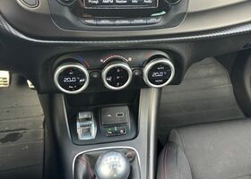 Альфа Ромео Giulietta 2018 у Європі на Automoto.ua Червоний Альфа Ромео Giulietta, об'ємом двигуна 1 л та пробігом 54 тис. км за 13536 $, фото 18 на Automoto.ua
