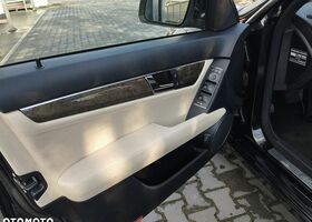 Мерседес Ц-Класс 2008 в Европе на Automoto.ua Черный Мерседес Ц-Класс, объемом двигателя 1 л и пробегом 227 тыс. км за 28500 $, фото 13 на Automoto.ua