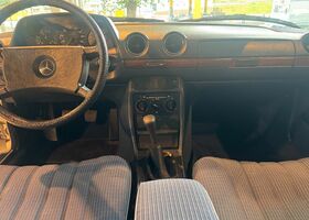 Мерседес 200 1984 в Европе на Automoto.ua Серебряный Мерседес 200, объемом двигателя 2 л и пробегом 138 тыс. км за 16318 $, фото 18 на Automoto.ua