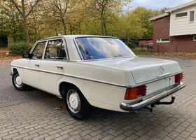 Мерседес 200 1974 в Европе на Automoto.ua Белый Мерседес 200, объемом двигателя 1.99 л и пробегом 145 тыс. км за 6598 $, фото 4 на Automoto.ua