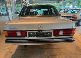 Мерседес 200 1984 у Європі на Automoto.ua Срібний Мерседес 200, об'ємом двигуна 2 л та пробігом 138 тис. км за 16240 $, фото 5 на Automoto.ua