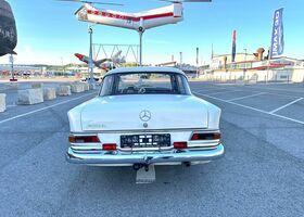 Мерседес 200 1967 в Европе на Automoto.ua Белый Мерседес 200, объемом двигателя 0 л и пробегом 137 тыс. км за 22749 $, фото 4 на Automoto.ua