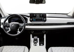 Інтер'єр оновленого авто Mitsubishi Outlander 2022