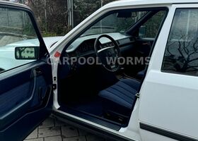 Мерседес 200 1988 в Европе на Automoto.ua Белый Мерседес 200, объемом двигателя 1.98 л и пробегом 196 тыс. км за 8841 $, фото 11 на Automoto.ua