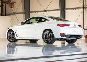 Вид Infiniti Q60 2020 с левой стороны