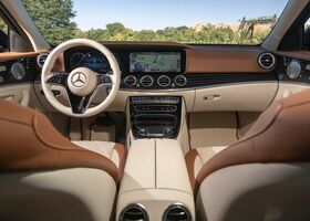 Салон нового роскошного автомобиля Mercedes-Benz E-class 2021
