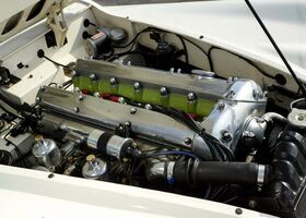 Белый Ягуар ХК, объемом двигателя 3.4 л и пробегом 22 тыс. км за 151036 $, фото 3 на Automoto.ua