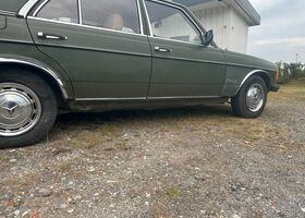 Мерседес 200 1982 в Европе на Automoto.ua Зеленый Мерседес 200, объемом двигателя 0 л и пробегом 322 тыс. км за 3409 $, фото 6 на Automoto.ua