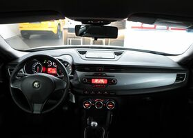 Білий Альфа Ромео Giulietta, об'ємом двигуна 1.37 л та пробігом 78 тис. км за 9168 $, фото 9 на Automoto.ua