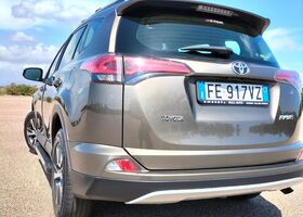 Тойота РАВ 4 2016 в Европе на Automoto.ua Бронзовый Тойота РАВ 4, объемом двигателя 2 л и пробегом 143 тыс. км за 17988 $, фото 3 на Automoto.ua