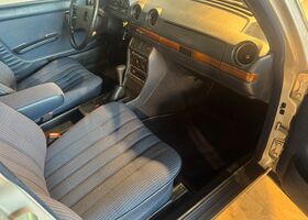 Мерседес 200 1984 у Європі на Automoto.ua Срібний Мерседес 200, об'ємом двигуна 2 л та пробігом 138 тис. км за 16240 $, фото 15 на Automoto.ua