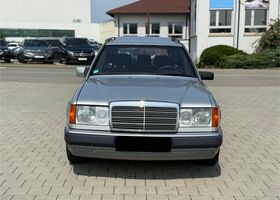 Мерседес 200 1993 в Европе на Automoto.ua Серебряный Мерседес 200, объемом двигателя 2 л и пробегом 287 тыс. км за 4116 $, фото 2 на Automoto.ua