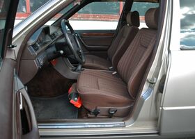 Мерседес 200 1989 в Европе на Automoto.ua Серебряный Мерседес 200, объемом двигателя 2 л и пробегом 270 тыс. км за 8530 $, фото 7 на Automoto.ua