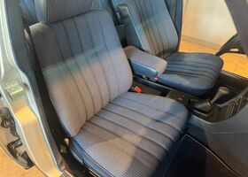 Мерседес 200 1984 в Европе на Automoto.ua Серебряный Мерседес 200, объемом двигателя 2 л и пробегом 138 тыс. км за 16318 $, фото 16 на Automoto.ua