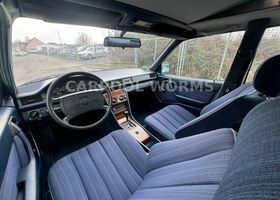 Мерседес 200 1988 в Европе на Automoto.ua Белый Мерседес 200, объемом двигателя 1.98 л и пробегом 196 тыс. км за 8841 $, фото 17 на Automoto.ua