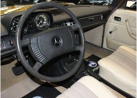 Мерседес 200 1975 у Європі на Automoto.ua Помаранчевий Мерседес 200, об'ємом двигуна 1.97 л та пробігом 111 тис. км за 30495 $, фото 12 на Automoto.ua