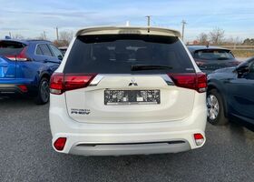 Белый Мицубиси Outlander PHEV, объемом двигателя 2.36 л и пробегом 76 тыс. км за 24552 $, фото 3 на Automoto.ua