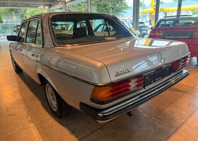 Мерседес 200 1984 в Европе на Automoto.ua Серебряный Мерседес 200, объемом двигателя 2 л и пробегом 138 тыс. км за 16318 $, фото 6 на Automoto.ua