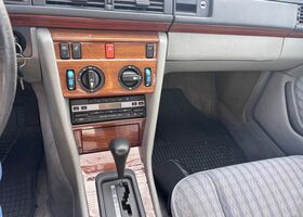 Мерседес 200 1991 в Европе на Automoto.ua Белый Мерседес 200, объемом двигателя 2 л и пробегом 200 тыс. км за 4141 $, фото 12 на Automoto.ua