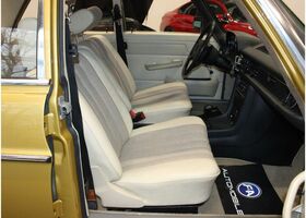 Мерседес 200 1975 у Європі на Automoto.ua Помаранчевий Мерседес 200, об'ємом двигуна 1.97 л та пробігом 111 тис. км за 30495 $, фото 7 на Automoto.ua