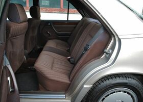 Мерседес 200 1989 в Европе на Automoto.ua Серебряный Мерседес 200, объемом двигателя 2 л и пробегом 270 тыс. км за 8530 $, фото 11 на Automoto.ua